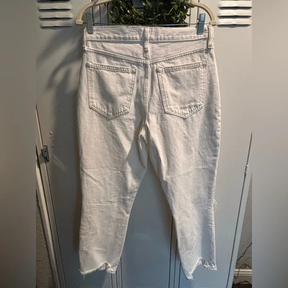 NWT Abercrombie & Fitch The Mom High Rise White Distressed Jeans Size 29/8R - Picture 3 of 4